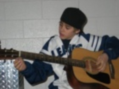 justinbieber_1251488757 - Justin Bieber cu chitara