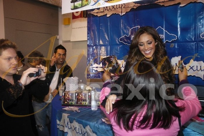 watermark2-10 - Anahi semneaza autografe face poze si da interviuri in Plaza Satelite din Mexic