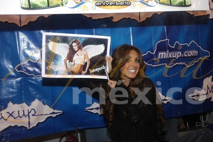 watermark2-27 - Anahi semneaza autografe face poze si da interviuri in Plaza Satelite din Mexic