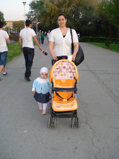 DSC08379; O ajut si eu pe Miha la impinsul caruciorului
