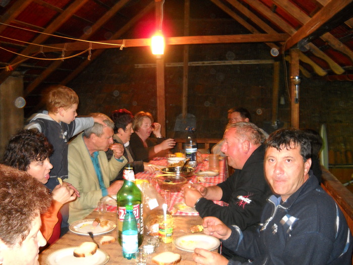 pe terasa la masa, noaptea