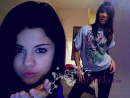 XMZYHJASAIOPXVQBAWA - Demi Lovato y Selena Gomez