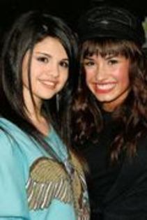 WZHDCRFQRFJVDGKWQFF - Demi Lovato y Selena Gomez