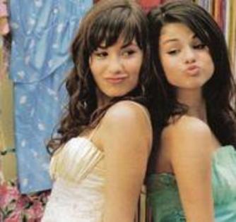 SMRHKEBXRRMJAZREUBQ - Demi Lovato y Selena Gomez