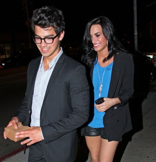 jemi 5 - Nick este impreuna cu Nicole Anderson