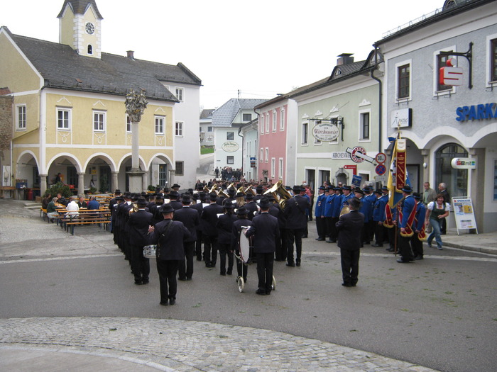 1-Mai-comuna sarleinsbach; fanfara si veteranii sarbatoresc ziua de 1 mai
