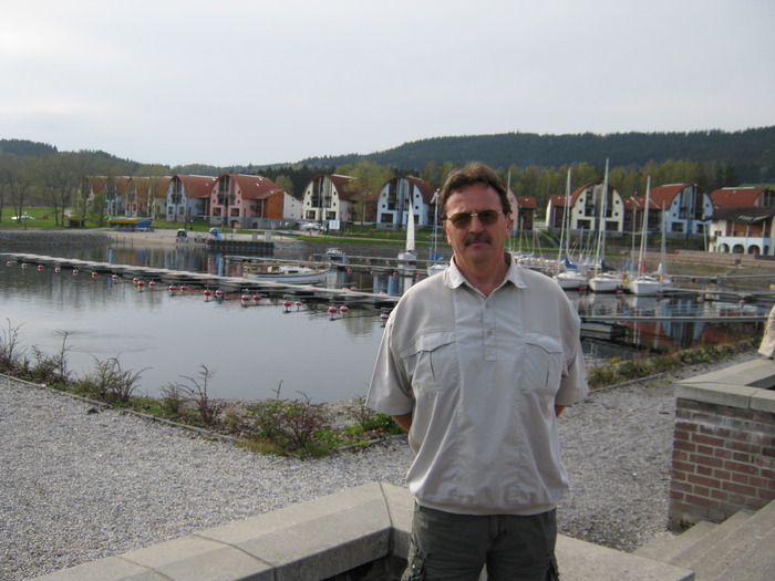 1-Mai-lacul moldau; in spatele meu sant vilele olandeziilor- vin aici vara si iarna in vacanta
