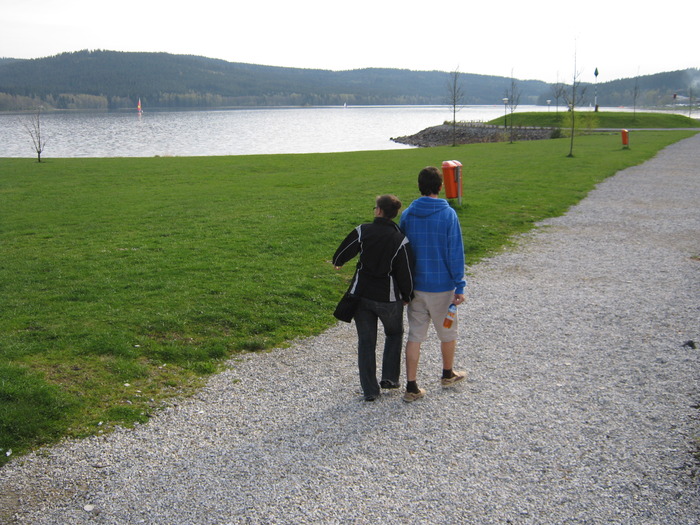 1-Mai-are vreo 50 km; lacul este la granita Austriei-Germaniei si Cehiei
