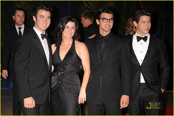 Jonas-Brothers-White-House-Correspondents-Dinner-nick-jonas-11897815-1222-817 - At the White House