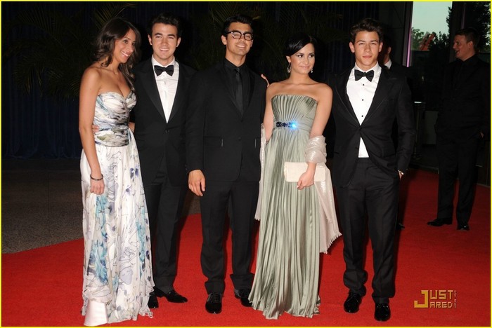 Jonas-Brothers-White-House-Correspondents-Dinner-nick-jonas-11897816-1222-817