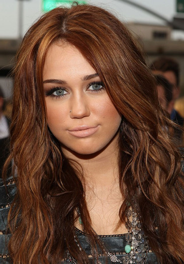 miley-cyrus-makeup-2010-52nd-annual-grammys-awards - Buna 000