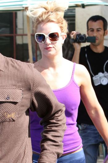 - Britney Spears nu mai are voie sa iasa din casa fara sutien Tatal ei i-a interzis