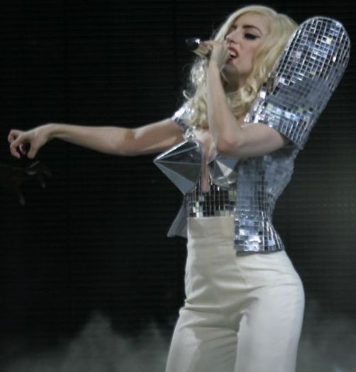 Lady Gaga - Lady GaGa acuzata ca o imita pe Grace Jones