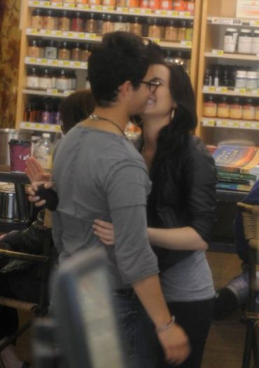  - Demi Lovato si Joe Jonas pipaieli in magazin