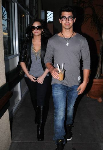  - Demi Lovato si Joe Jonas pipaieli in magazin