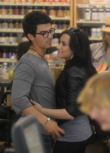  - Demi Lovato si Joe Jonas pipaieli in magazin