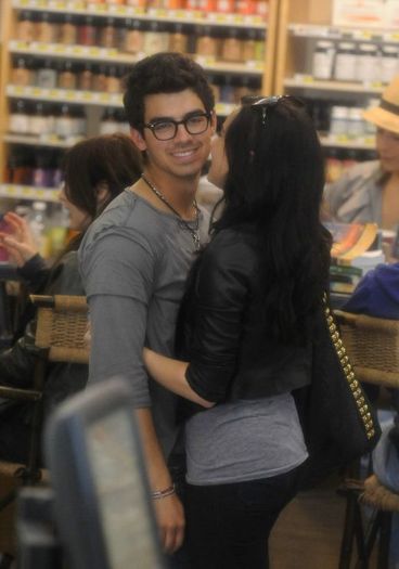  - Demi Lovato si Joe Jonas pipaieli in magazin