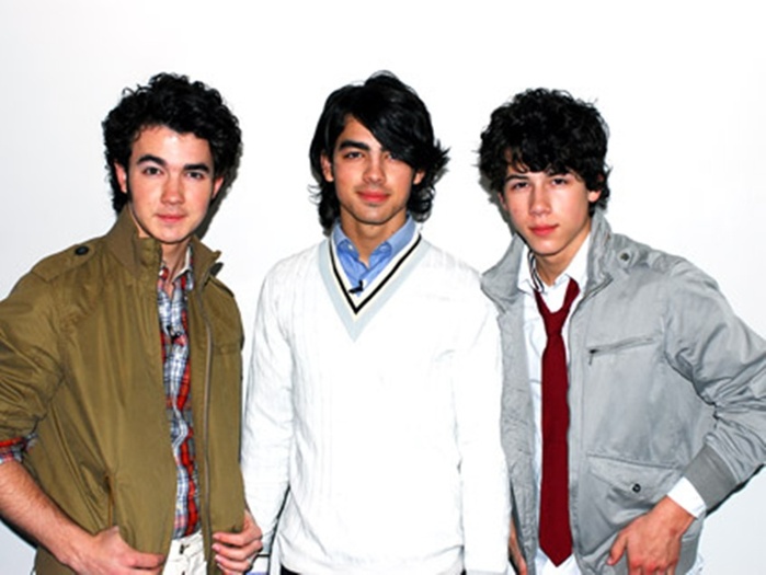  - Pentru fanii Jonas Brothers