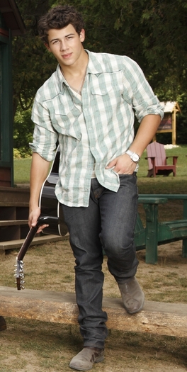 nick-nick-jonas-11999710-634-1262 - Poze de pe fac3book