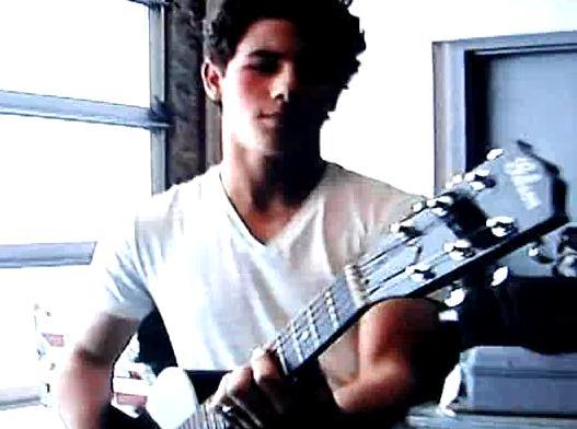 Nick Jonas And Adminstrations-Who I Am (Official Music Video) Behind Scenes [VIDEOS] - Cateva pozitzseee