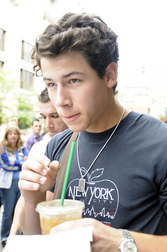 Nick-getting-starbucks-nick-jonas-8121624-332-500 - Cateva pozitzseee