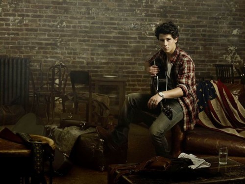 Nick-Jonas-And-The-Administration-Critics-Choice-Awards-2010-500x375