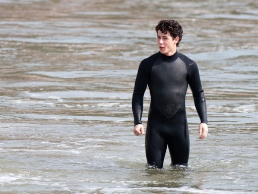 -Out-on-the-set-of-JONAS-in-Malibu-CA-3-01-nick-jonas-10684675-512-384