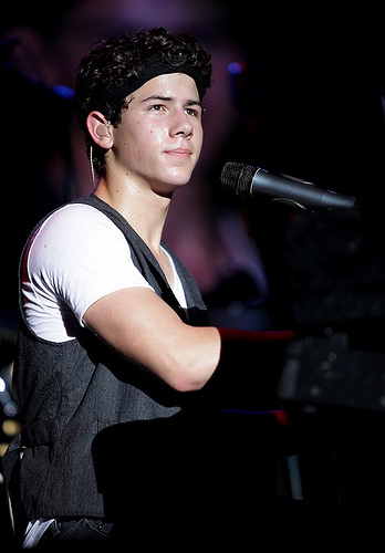 SANTO-DOMINGO-DOMINICAN-REPUBLIC-OCTOBER-25-nick-jonas-8807654-348-500 - Cateva pozitzseee