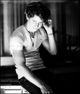 -Who-I-Am-Album-Shoot-by-Olaf-Heine-nick-jonas-10016139-203-240 - Cateva pozitzseee