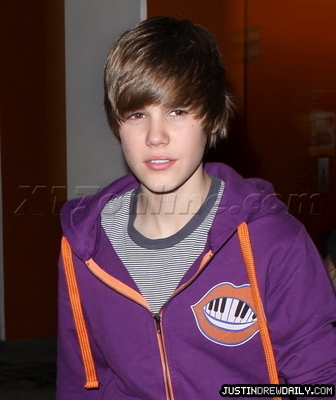 normal_bieber050410_01 - 0_0 Leaving the Arclight Theater-Hollywood 0_0