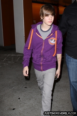 normal_bieber050410_02 - 0_0 Leaving the Arclight Theater-Hollywood 0_0