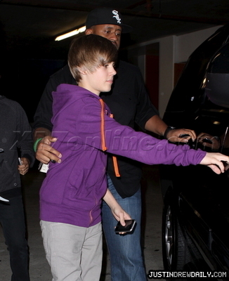 normal_bieber050410_14 - 0_0 Leaving the Arclight Theater-Hollywood 0_0