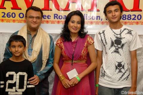 Bharatbhai%20family%20with%20sindoora