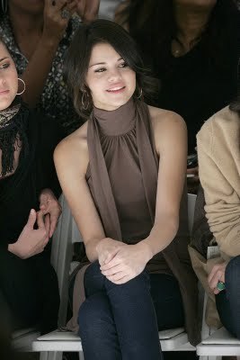 76092_selena-gomez-eco-ganik-fashion-show_135_122_732lo - album pentru ce mai tare fata de pe sunphoto alexandravalentina