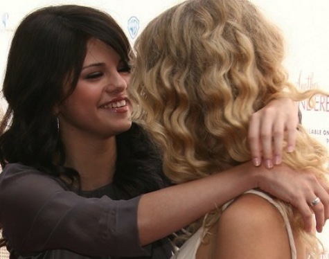 Selena-Gomez-and-Taylor-Swift-22 - Plata pentru Hotelul Viva