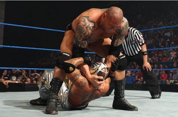 batista-beating-rey-mysterio