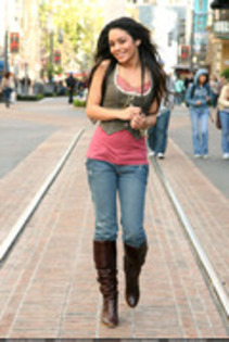 ISMJWSTWHNLCZBNRMGB - Vanessa Hudgens sedinta foto 3