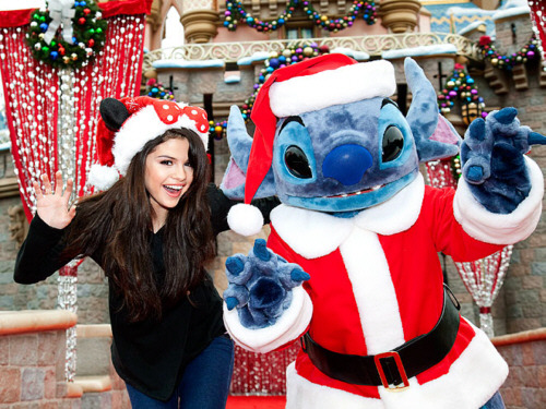 selena_gomez_disneyland_110909