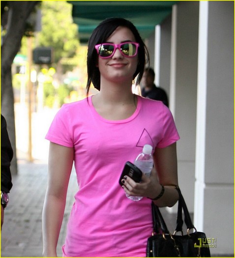 demi-lovato-pretty-pink-02 - trebuie sa vezi asta neaparat