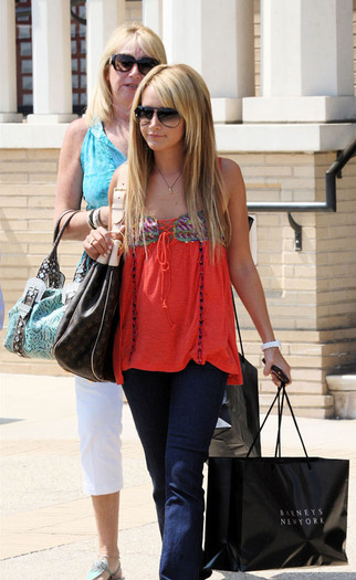 ashley-tisdale-shop-7128-14 - cea mai mare fana ashley tisdae