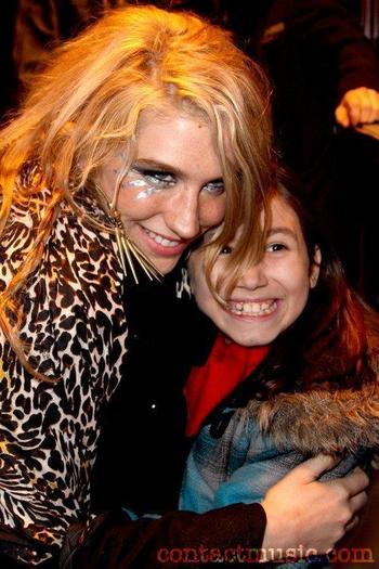 kesha_aka_ke$ha_5414905 - xoxo-kesha and a little girl-xoxo