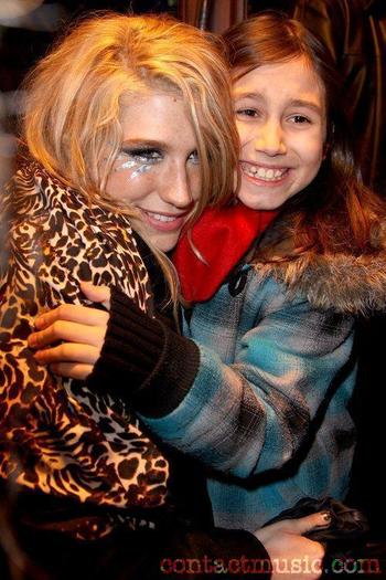 kesha_aka_ke$ha_5414908 - xoxo-kesha and a little girl-xoxo