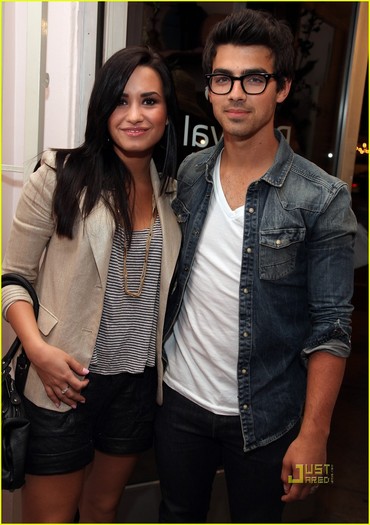 joe-jonas-demi-lovato-revival-vintage-03 - xoxo-DL-xoxo