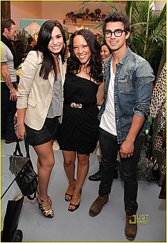 normal_joe-jonas-demi-lovato-revival-vintage-05