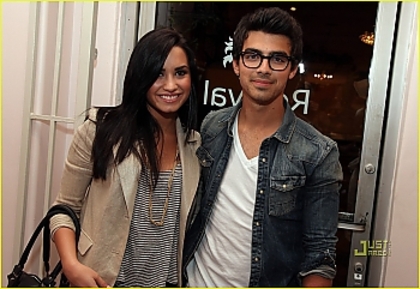 normal_joe-jonas-demi-lovato-revival-vintage-06