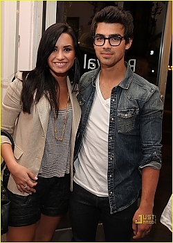normal_joe-jonas-demi-lovato-revival-vintage-08