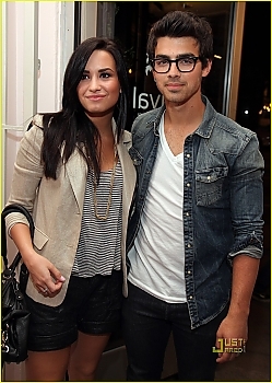 normal_joe-jonas-demi-lovato-revival-vintage-07