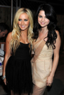 14542160_DGIOGNOWR - Ashley and Selena