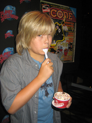 5710_ice cream - Dylan Sprouse