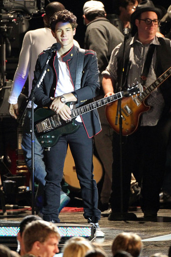 Nick+Joe+Kevin+Jonas+film+late+night+concert+w2M-6zCBy11l - Nick  Joe and Kevin Jonas Film a Concert